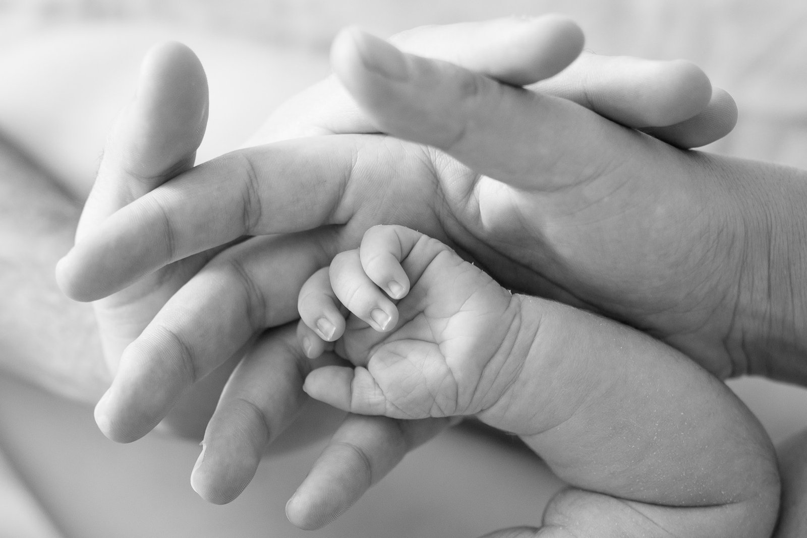 Main de bébé dans les mains de ses parents